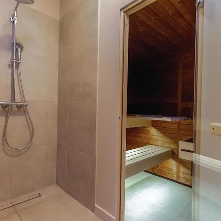 Beautiful In With 4 Bedrooms, Sauna And Outdoor Swimming Pool *