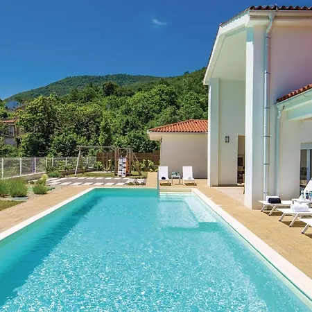 Casa vacanze Beautiful In With 4 Bedrooms, Sauna And Outdoor Swimming Pool