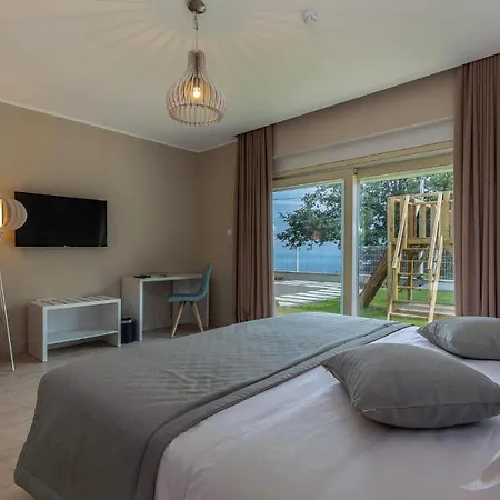 Beautiful In With 4 Bedrooms, Sauna And Outdoor Swimming Pool