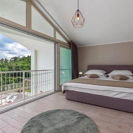 Beautiful In With 4 Bedrooms, Sauna And Outdoor Swimming Pool *