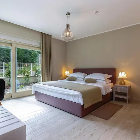 Casa vacanze Beautiful In With 4 Bedrooms, Sauna And Outdoor Swimming Pool