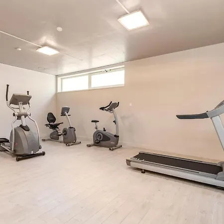 Beautiful In With 4 Bedrooms, Sauna And Outdoor Swimming Pool *