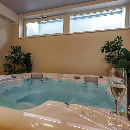 Beautiful In With 4 Bedrooms, Sauna And Outdoor Swimming Pool Casa vacanze *