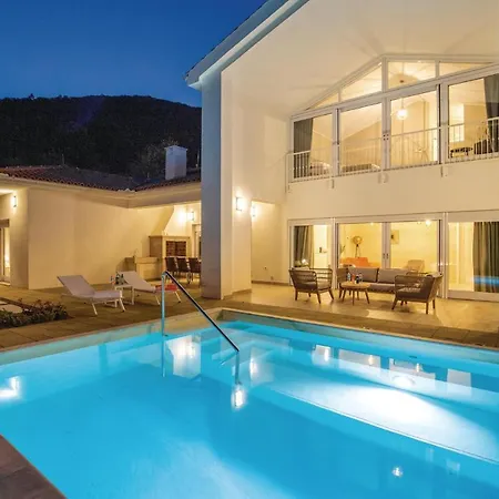 Casa vacanze Beautiful In With 4 Bedrooms, Sauna And Outdoor Swimming Pool Veprinac
