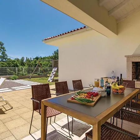 Casa vacanze Beautiful In With 4 Bedrooms, Sauna And Outdoor Swimming Pool *