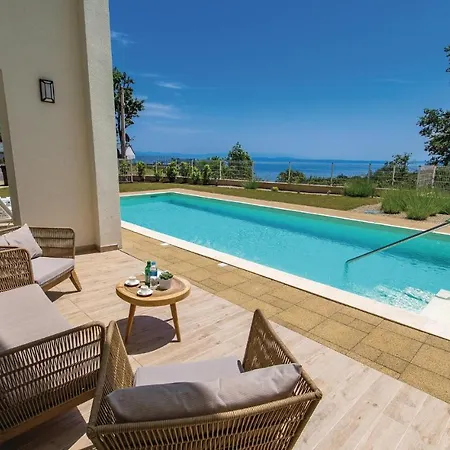 Casa vacanze Beautiful In With 4 Bedrooms, Sauna And Outdoor Swimming Pool Veprinac