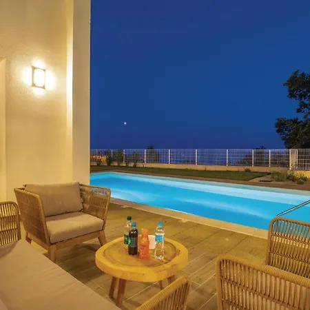 Beautiful In With 4 Bedrooms, Sauna And Outdoor Swimming Pool