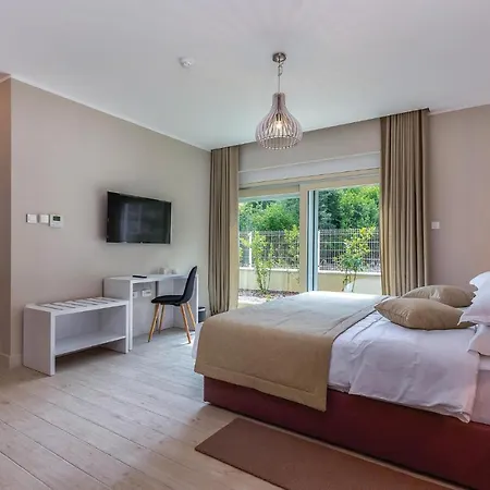 Beautiful In With 4 Bedrooms, Sauna And Outdoor Swimming Pool Veprinac