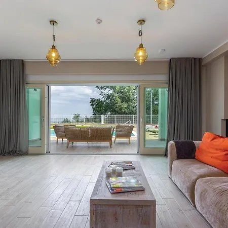 Casa vacanze Beautiful In With 4 Bedrooms, Sauna And Outdoor Swimming Pool *