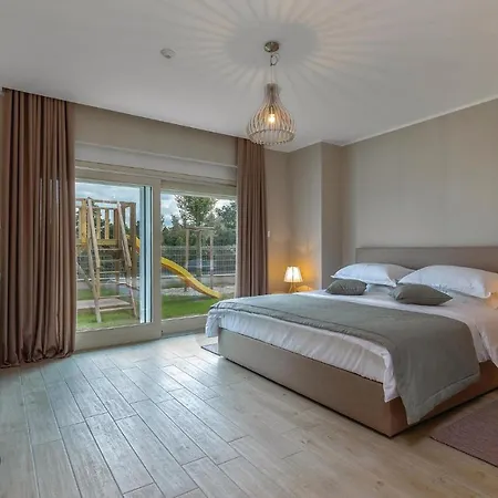 Beautiful In With 4 Bedrooms, Sauna And Outdoor Swimming Pool Casa vacanze