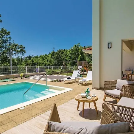 Casa vacanze Beautiful In With 4 Bedrooms, Sauna And Outdoor Swimming Pool *